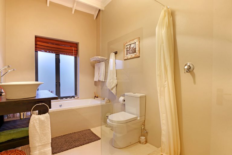 Photo 2 of Noordhoek Lakehouse accommodation in Noordhoek, Cape Town with 3 bedrooms and 2 bathrooms