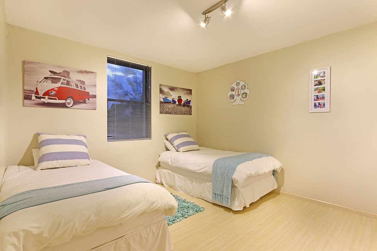 Photo 9 of Northshore Lake Michelle accommodation in Noordhoek, Cape Town with 4 bedrooms and 3 bathrooms