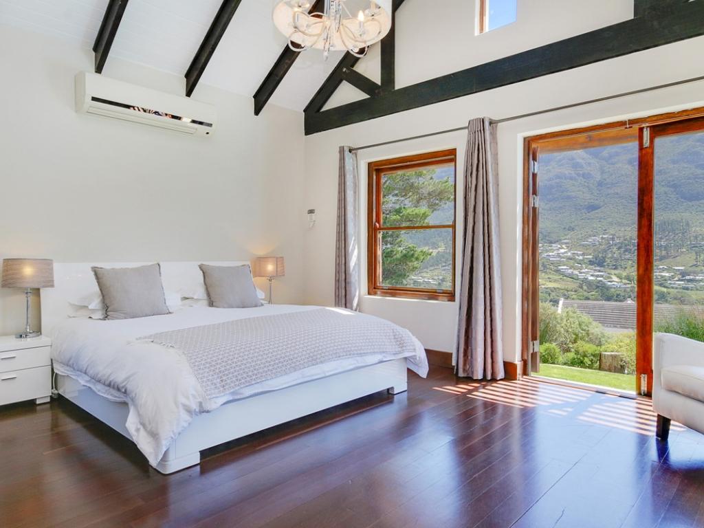 Photo 11 of Oakwood Lane accommodation in Hout Bay, Cape Town with 4 bedrooms and 3 bathrooms