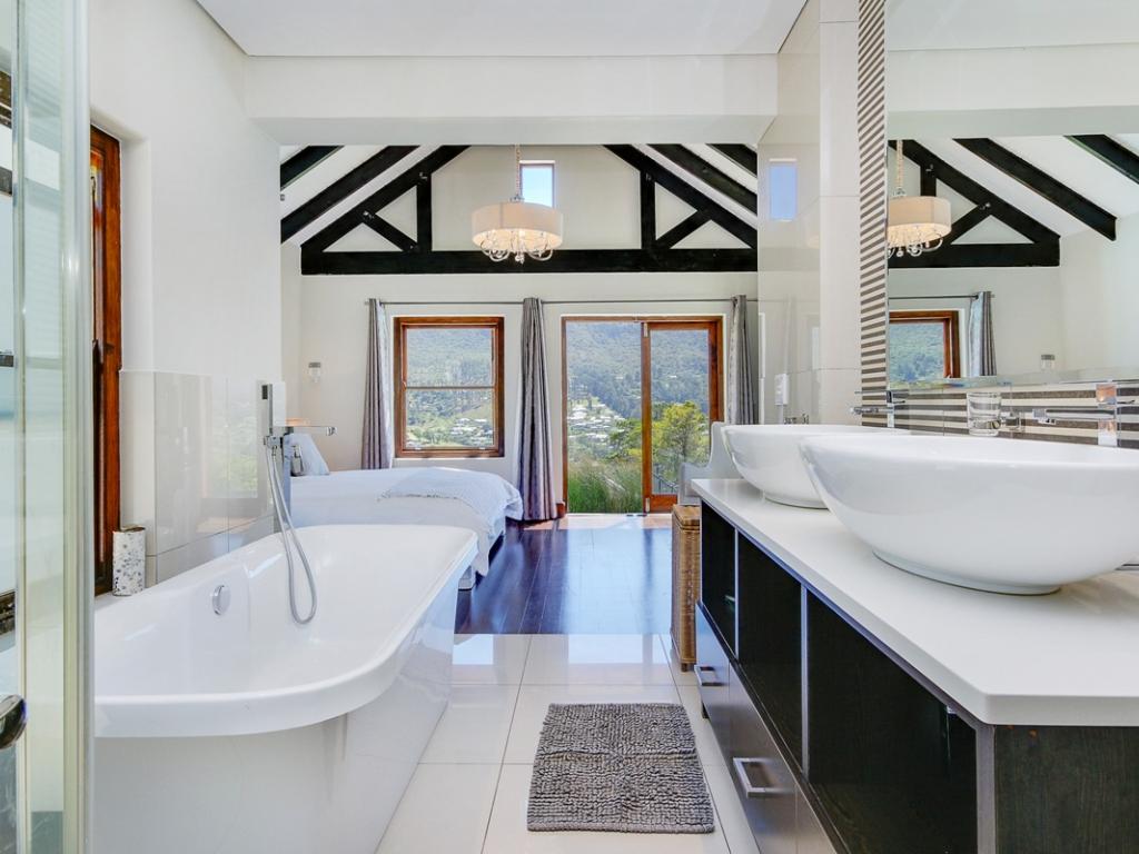 Photo 16 of Oakwood Lane accommodation in Hout Bay, Cape Town with 4 bedrooms and 3 bathrooms