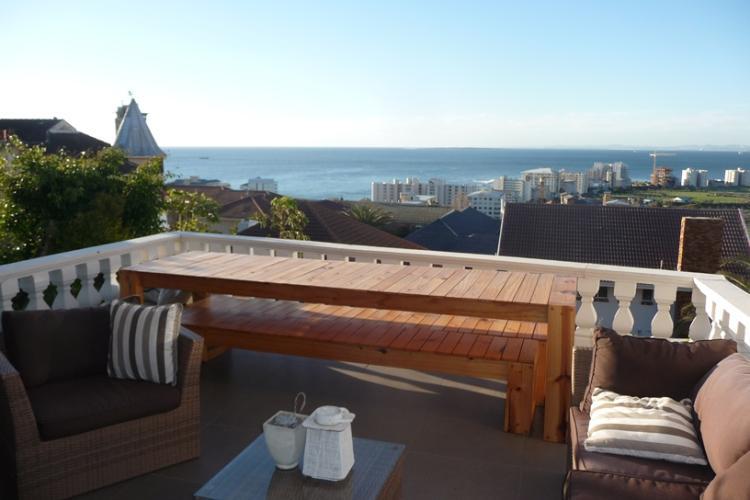 Photo 2 of Ocean View House accommodation in Green Point, Cape Town with 3 bedrooms and 2 bathrooms