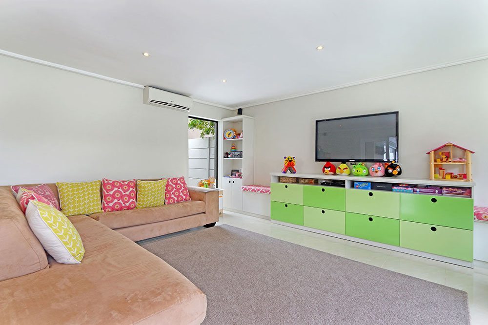 Photo 2 of Oceans Walk accommodation in Sunset Beach, Cape Town with 4 bedrooms and 3 bathrooms