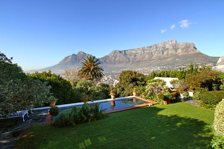 Photo 2 of Queens Road Villa accommodation in Tamboerskloof, Cape Town with 4 bedrooms and 3 bathrooms