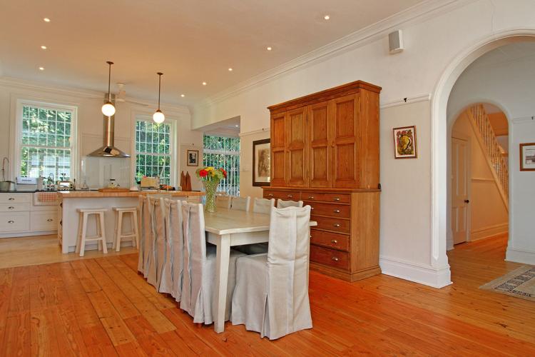 Photo 5 of Queens Road Villa accommodation in Tamboerskloof, Cape Town with 4 bedrooms and 3 bathrooms