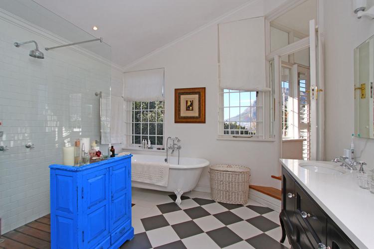 Photo 9 of Queens Road Villa accommodation in Tamboerskloof, Cape Town with 4 bedrooms and 3 bathrooms