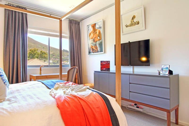 Photo 10 of Queensbury Ateljee accommodation in Higgovale, Cape Town with 3 bedrooms and 2 bathrooms