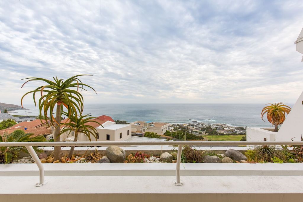 Photo 15 of Roodeberg Views accommodation in Camps Bay, Cape Town with 3 bedrooms and 2 bathrooms