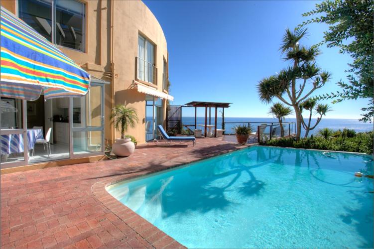 Photo 11 of Sandy Bay Beach House accommodation in Llandudno, Cape Town with 3 bedrooms and 3 bathrooms