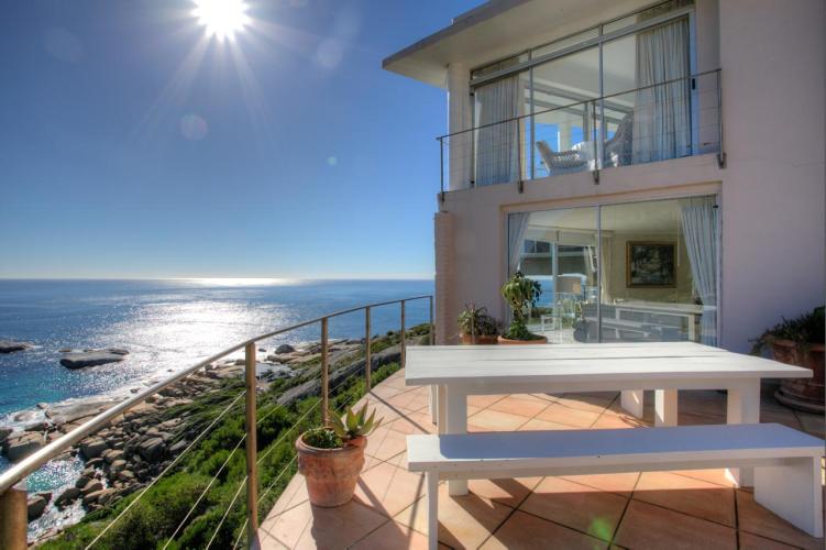 Photo 9 of Sandy Bay Beach House accommodation in Llandudno, Cape Town with 3 bedrooms and 3 bathrooms