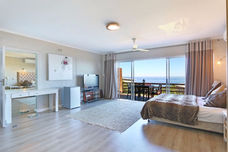 Photo 14 of Sea Breeze accommodation in Llandudno, Cape Town with 4 bedrooms and 2 bathrooms