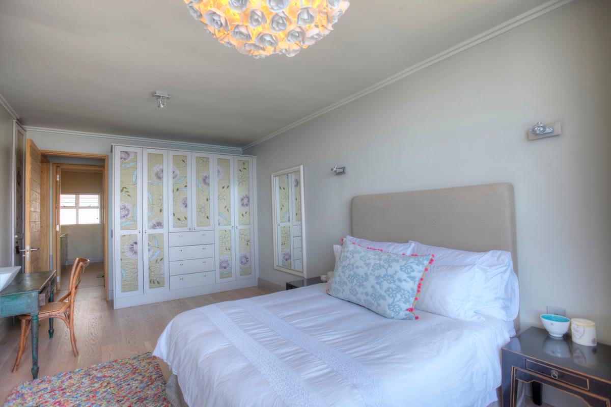 Photo 4 of Seacliffe 204 accommodation in Bantry Bay, Cape Town with 3 bedrooms and 3 bathrooms