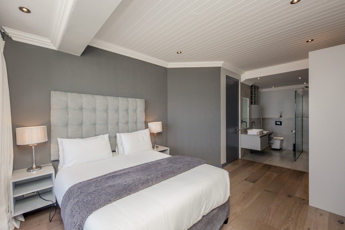 Photo 12 of Seasons Find The Bay accommodation in Camps Bay, Cape Town with 1 bedrooms and 1 bathrooms