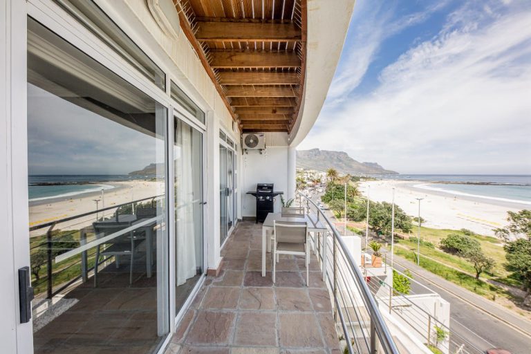 Photo 3 of Seasons Find The Bay accommodation in Camps Bay, Cape Town with 1 bedrooms and 1 bathrooms