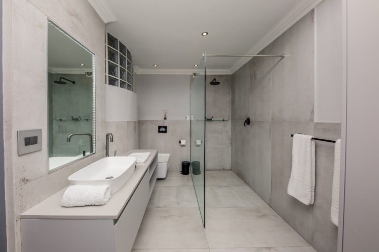 Photo 9 of Seasons Find The Bay accommodation in Camps Bay, Cape Town with 1 bedrooms and 1 bathrooms