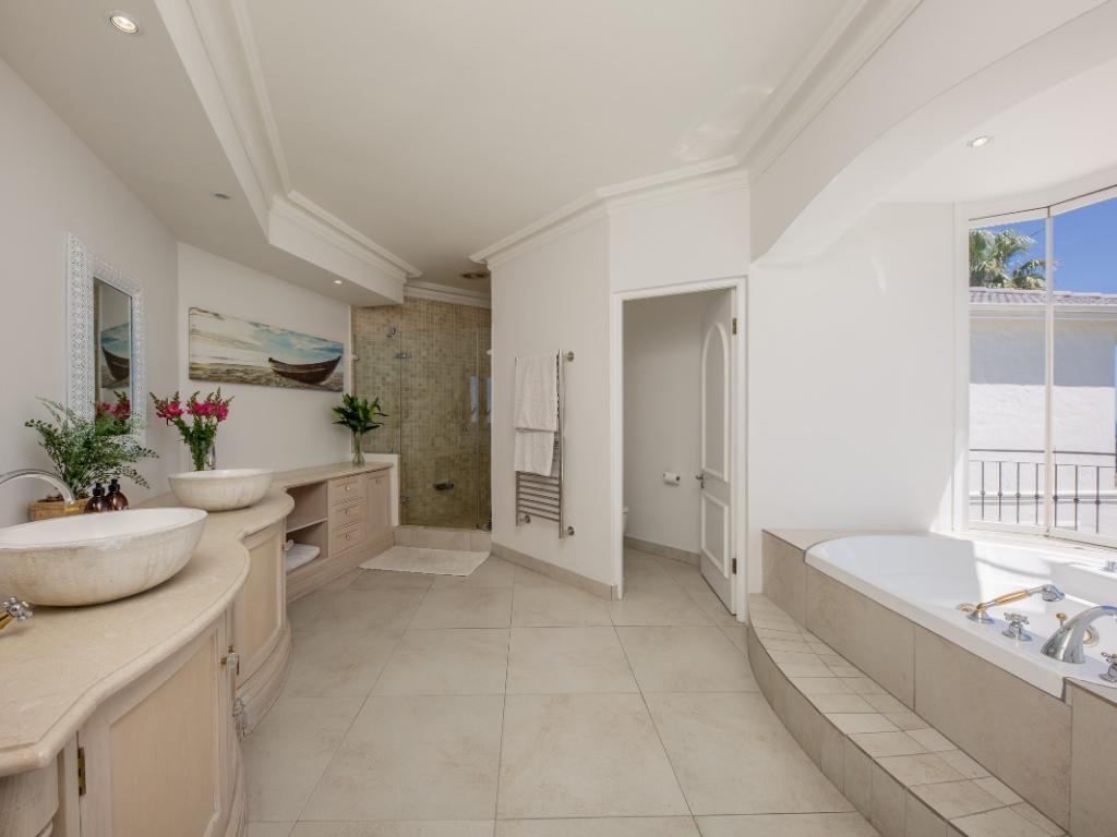 Photo 8 of Secret Tranquility accommodation in Fresnaye, Cape Town with 4 bedrooms and 4 bathrooms