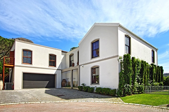 Photo 6 of St Thomas Villa accommodation in Higgovale, Cape Town with 4 bedrooms and 4 bathrooms