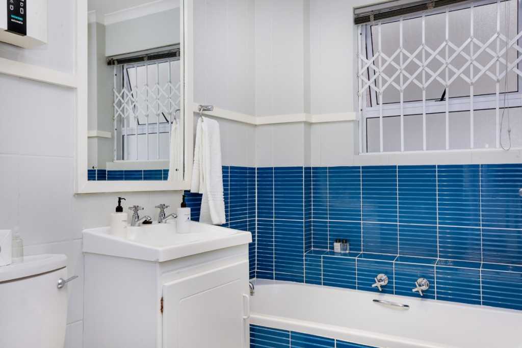 Photo 7 of Sutton Place accommodation in Oranjezicht, Cape Town with 2 bedrooms and 2 bathrooms