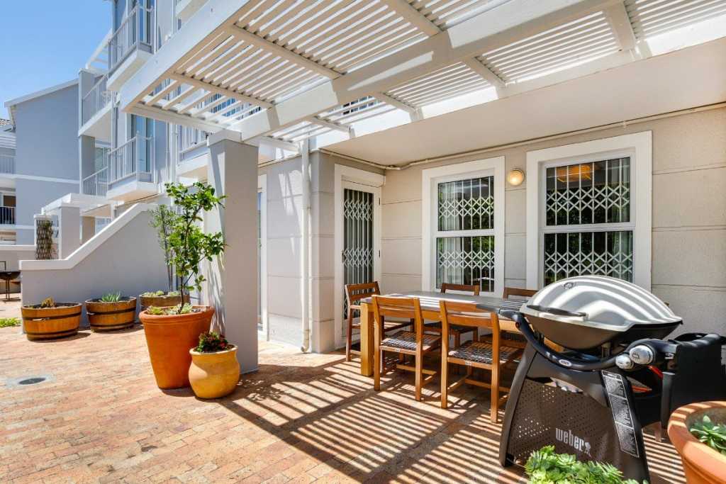 Photo 1 of Sutton Place accommodation in Oranjezicht, Cape Town with 2 bedrooms and 2 bathrooms