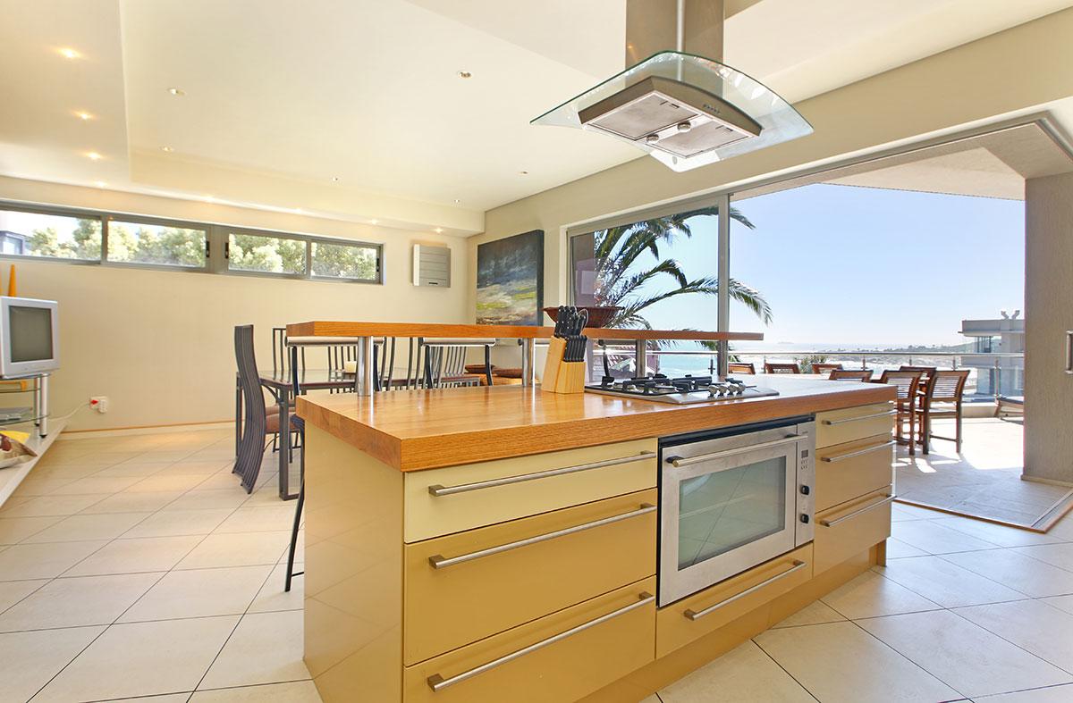 Photo 7 of The Rocks accommodation in Camps Bay, Cape Town with 4 bedrooms and 3.5 bathrooms