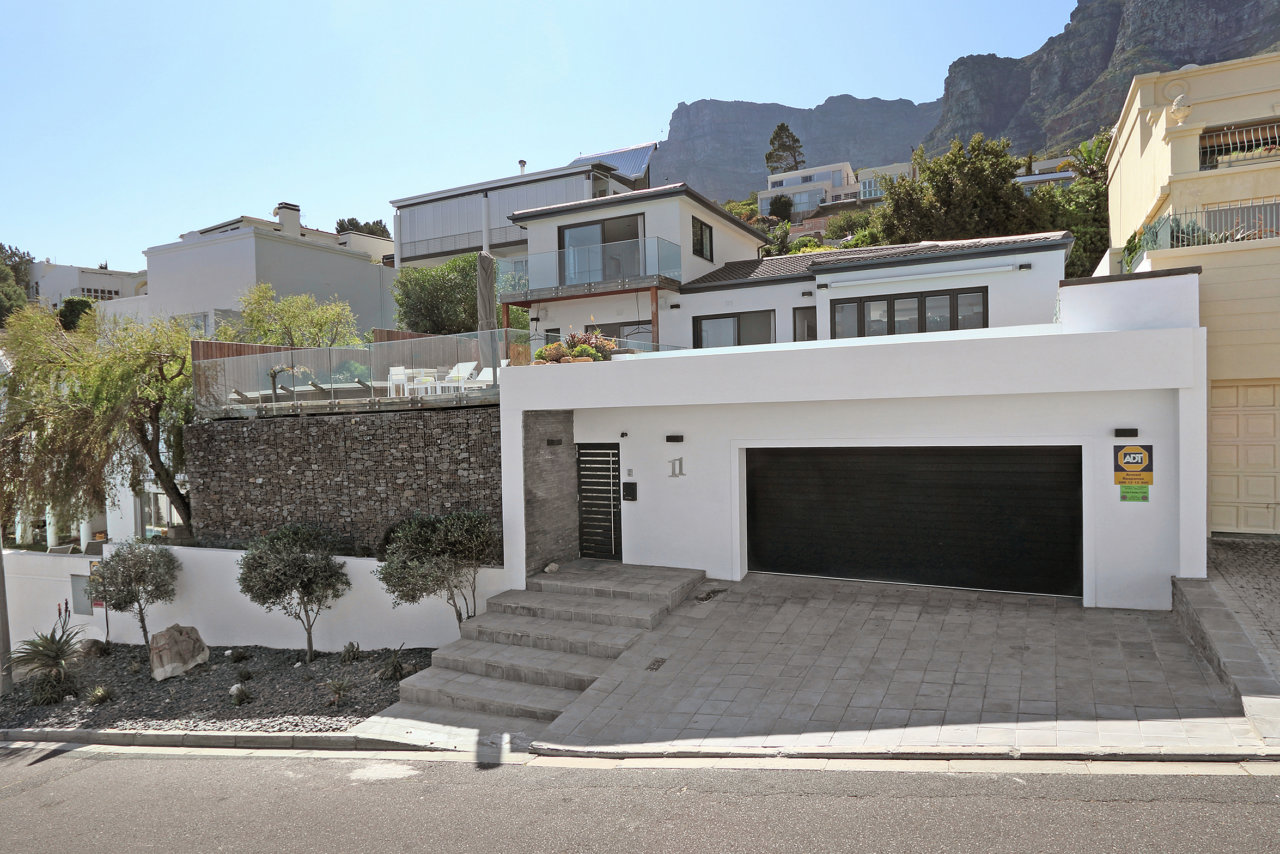Photo 9 of Ty Gwyn Villa accommodation in Camps Bay, Cape Town with 3 bedrooms and 3 bathrooms