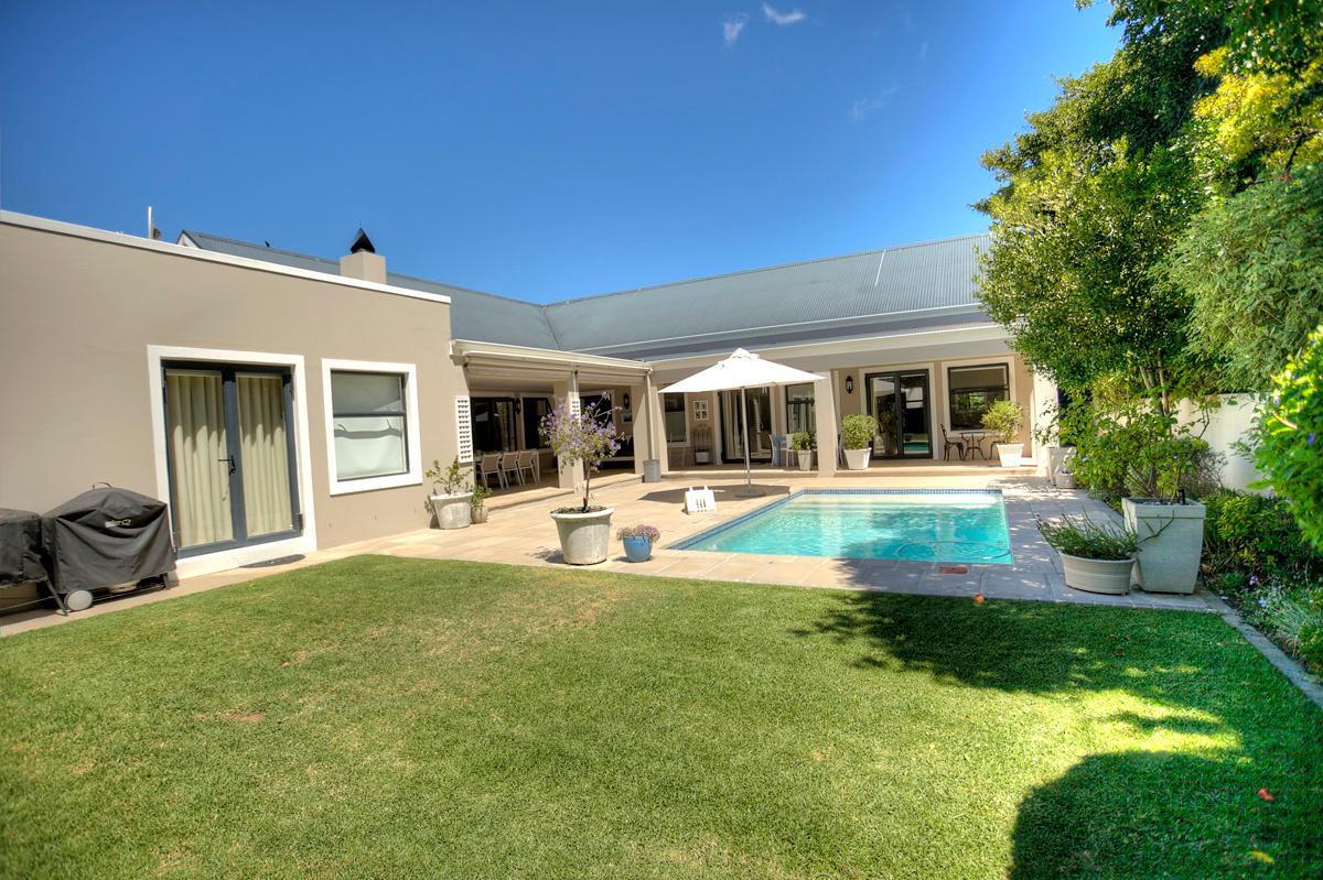 Photo 3 of Upper Claremont Villa accommodation in Claremont, Cape Town with 4 bedrooms and 3 bathrooms