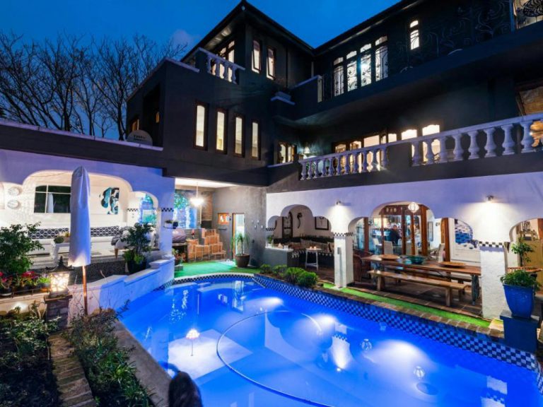 Photo 2 of Varsity Street Villa accommodation in Tamboerskloof, Cape Town with 6 bedrooms and 6 bathrooms