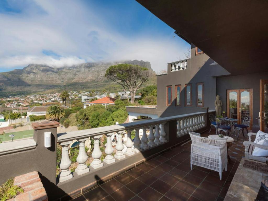 Photo 13 of Varsity Street Villa accommodation in Tamboerskloof, Cape Town with 6 bedrooms and 6 bathrooms