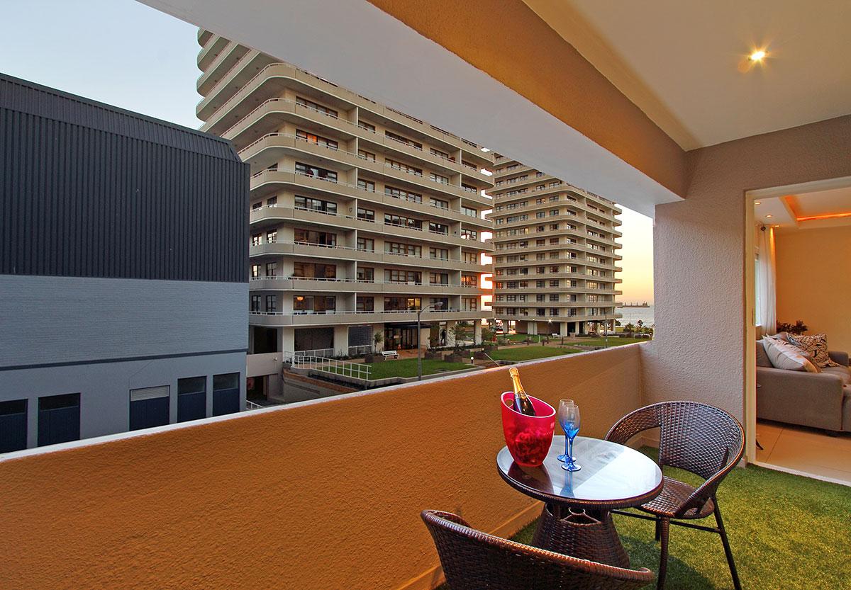 Photo 7 of Vicmor Court accommodation in Sea Point, Cape Town with 2 bedrooms and 1 bathrooms