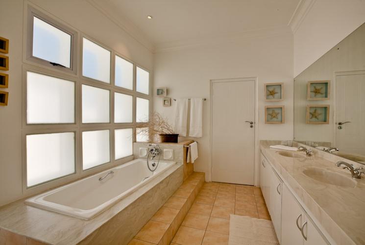 Photo 2 of Villa Barbara accommodation in Camps Bay, Cape Town with 4 bedrooms and 2 bathrooms