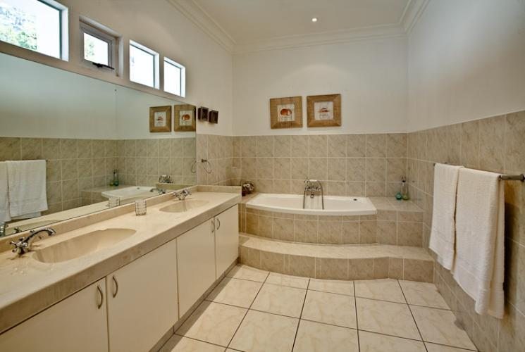 Photo 8 of Villa Barbara accommodation in Camps Bay, Cape Town with 4 bedrooms and 2 bathrooms