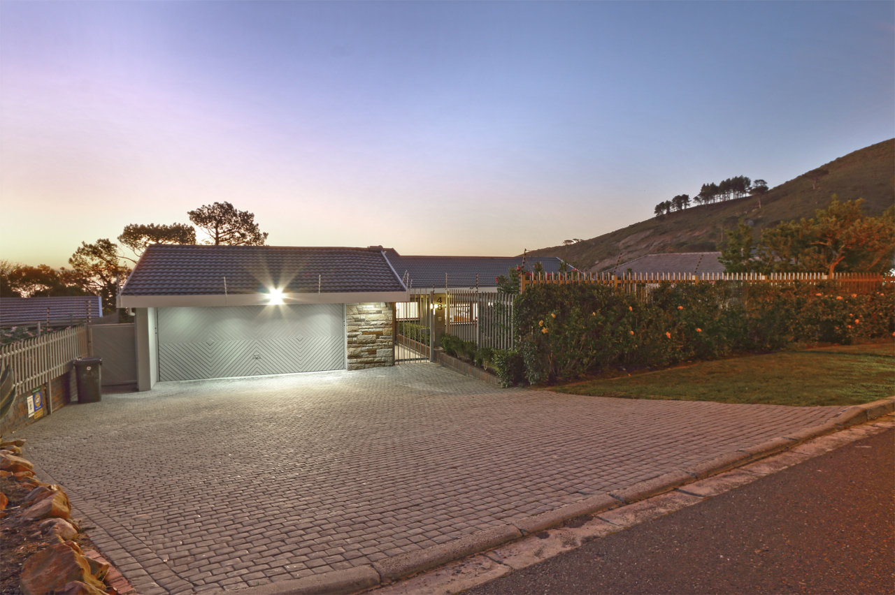 Photo 11 of Villa Canaan accommodation in Camps Bay, Cape Town with 5 bedrooms and 4 bathrooms