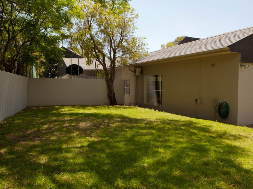 Photo 2 of Villa Central Drive accommodation in Camps Bay, Cape Town with 5 bedrooms and 5 bathrooms