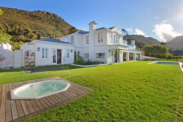 Photo 12 of Villa Chardonnay accommodation in Tokai, Cape Town with 4 bedrooms and 4 bathrooms