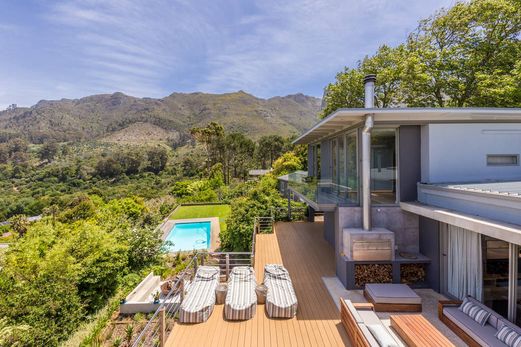 Photo 2 of Villa Constantia accommodation in Constantia, Cape Town with 7 bedrooms and 7 bathrooms