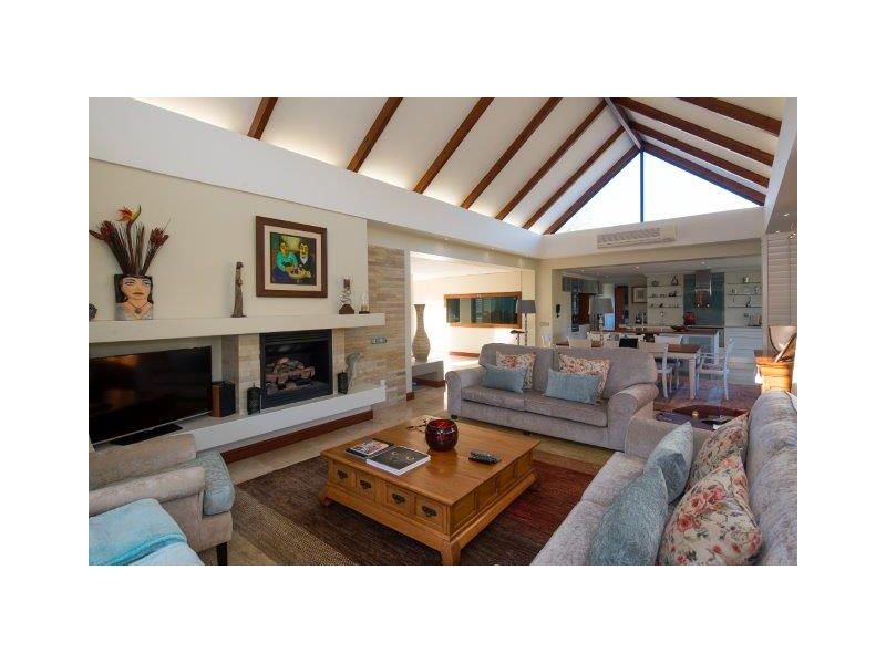 Photo 10 of Villa Constantia accommodation in Constantia, Cape Town with 4 bedrooms and 3 bathrooms