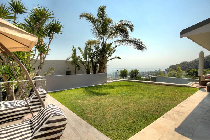 Photo 17 of Villa Dishant accommodation in Fresnaye, Cape Town with 3 bedrooms and 3 bathrooms