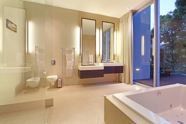 Photo 10 of Villa Glen Sunsets accommodation in Camps Bay, Cape Town with 3 bedrooms and 3 bathrooms