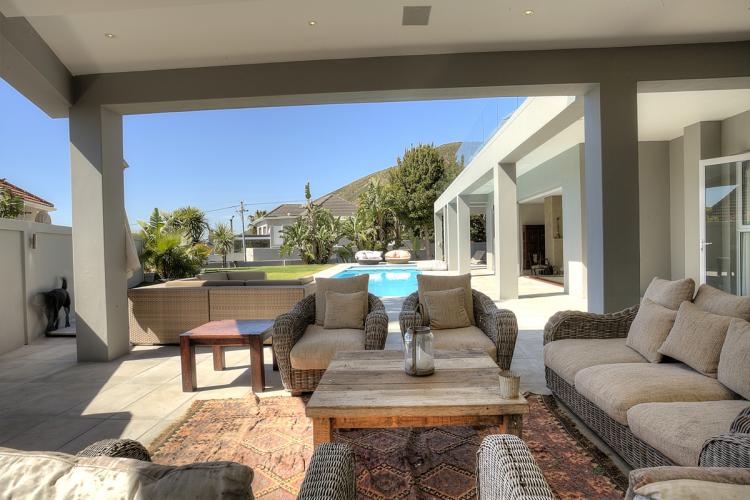 Photo 14 of Villa Pearl accommodation in Fresnaye, Cape Town with 5 bedrooms and 5 bathrooms