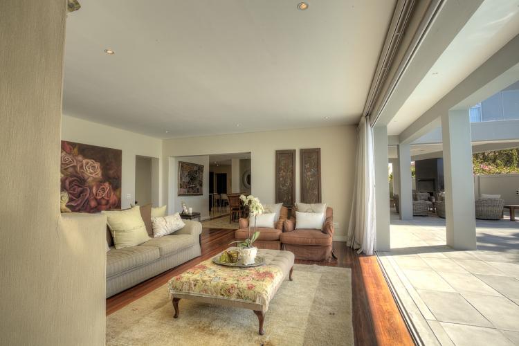 Photo 18 of Villa Pearl accommodation in Fresnaye, Cape Town with 5 bedrooms and 5 bathrooms