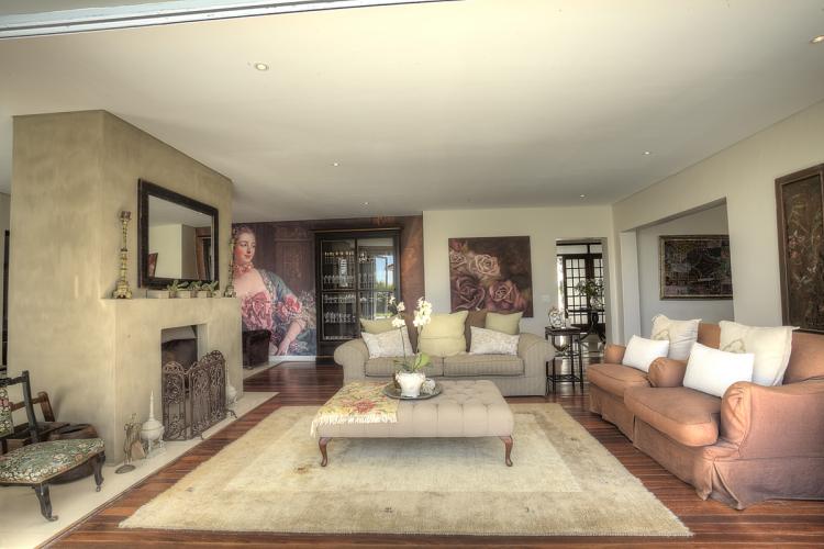 Photo 19 of Villa Pearl accommodation in Fresnaye, Cape Town with 5 bedrooms and 5 bathrooms
