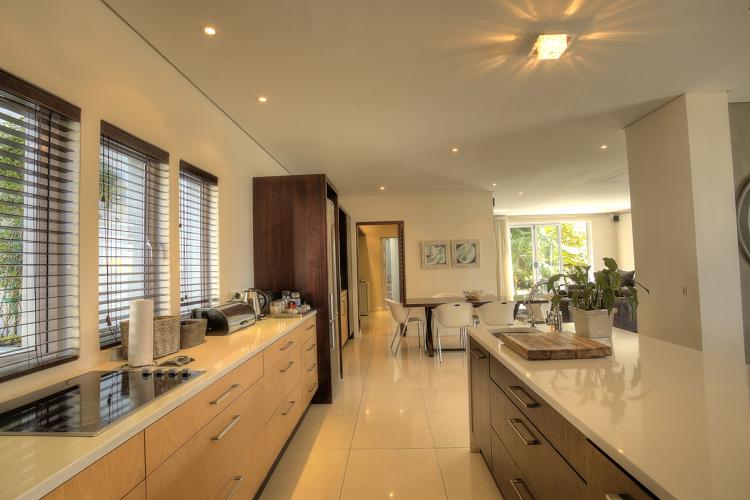 Photo 21 of Villa Pearl accommodation in Fresnaye, Cape Town with 5 bedrooms and 5 bathrooms