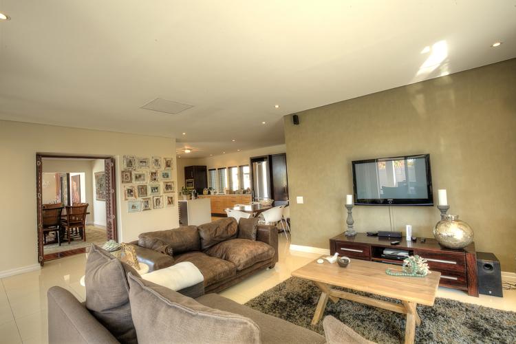 Photo 22 of Villa Pearl accommodation in Fresnaye, Cape Town with 5 bedrooms and 5 bathrooms
