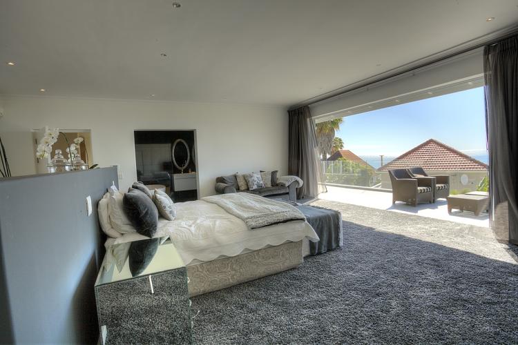 Photo 7 of Villa Pearl accommodation in Fresnaye, Cape Town with 5 bedrooms and 5 bathrooms