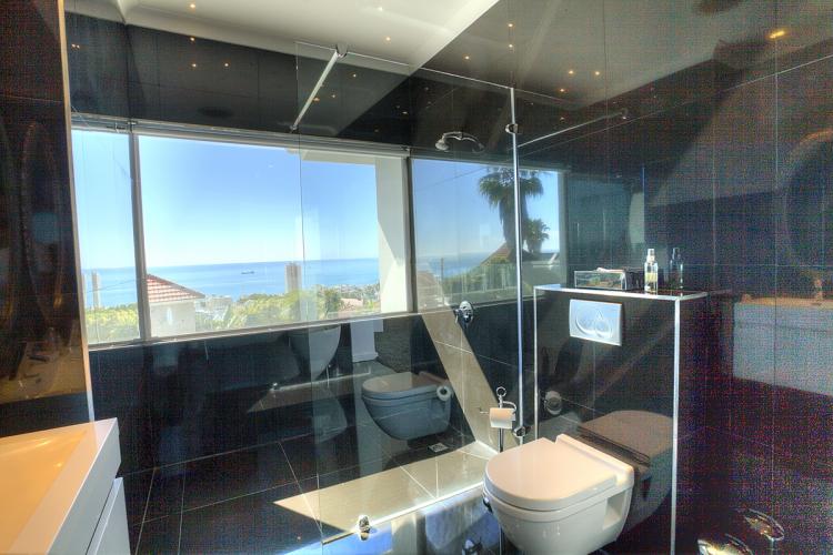 Photo 9 of Villa Pearl accommodation in Fresnaye, Cape Town with 5 bedrooms and 5 bathrooms
