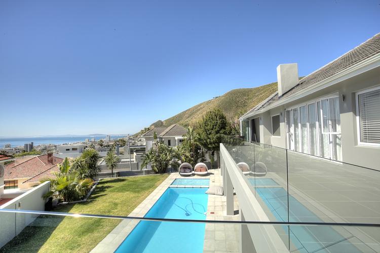 Photo 2 of Villa Pearl accommodation in Fresnaye, Cape Town with 5 bedrooms and 5 bathrooms