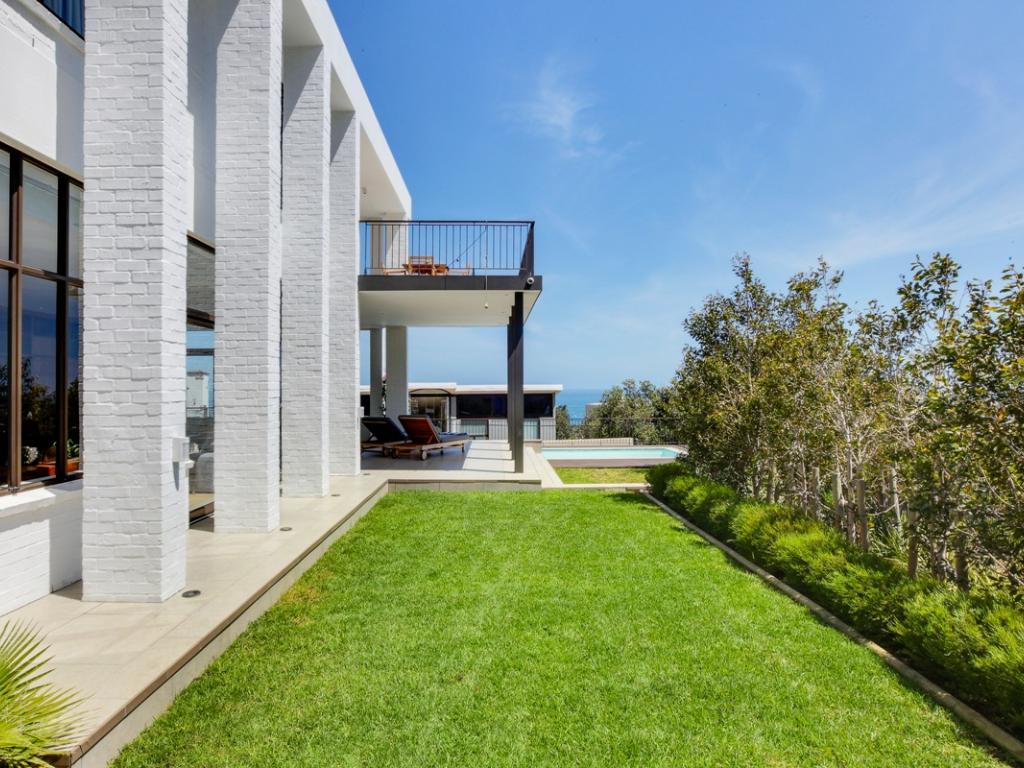Photo 2 of Villa Quebec Road accommodation in Camps Bay, Cape Town with 4 bedrooms and 3 bathrooms