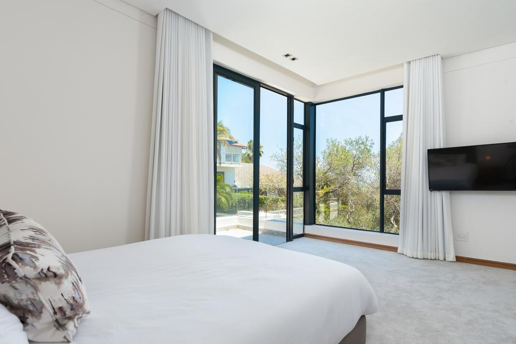 Photo 16 of Villa Rocha accommodation in Fresnaye, Cape Town with 5 bedrooms and 7 bathrooms