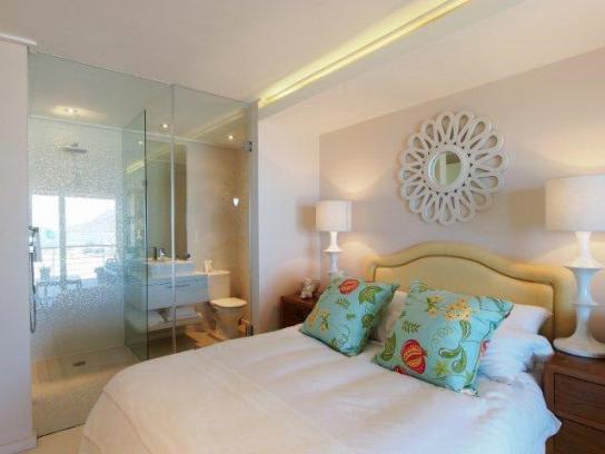 Photo 4 of Villa Serenita accommodation in Camps Bay, Cape Town with 3 bedrooms and 3 bathrooms
