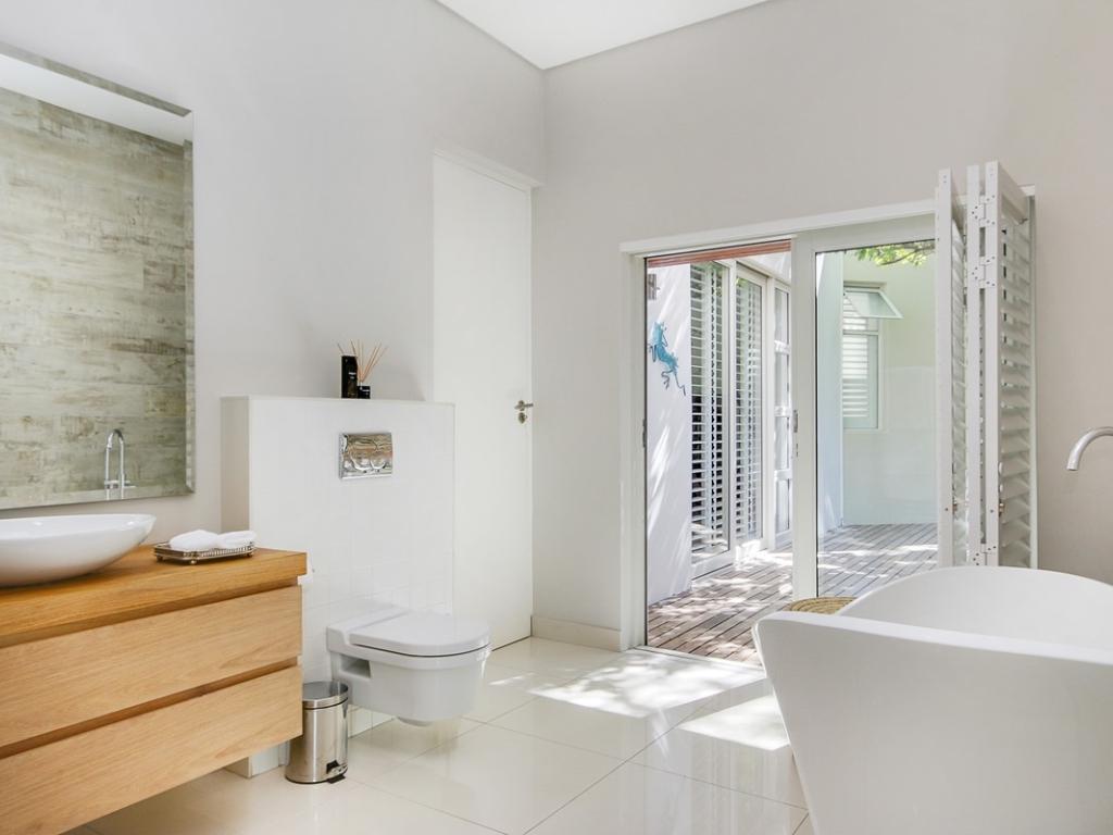 Photo 17 of Villa Shanklin accommodation in Camps Bay, Cape Town with 4 bedrooms and  bathrooms