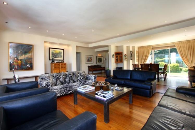 Photo 11 of Villa Shanklin accommodation in Camps Bay, Cape Town with 5 bedrooms and 5 bathrooms